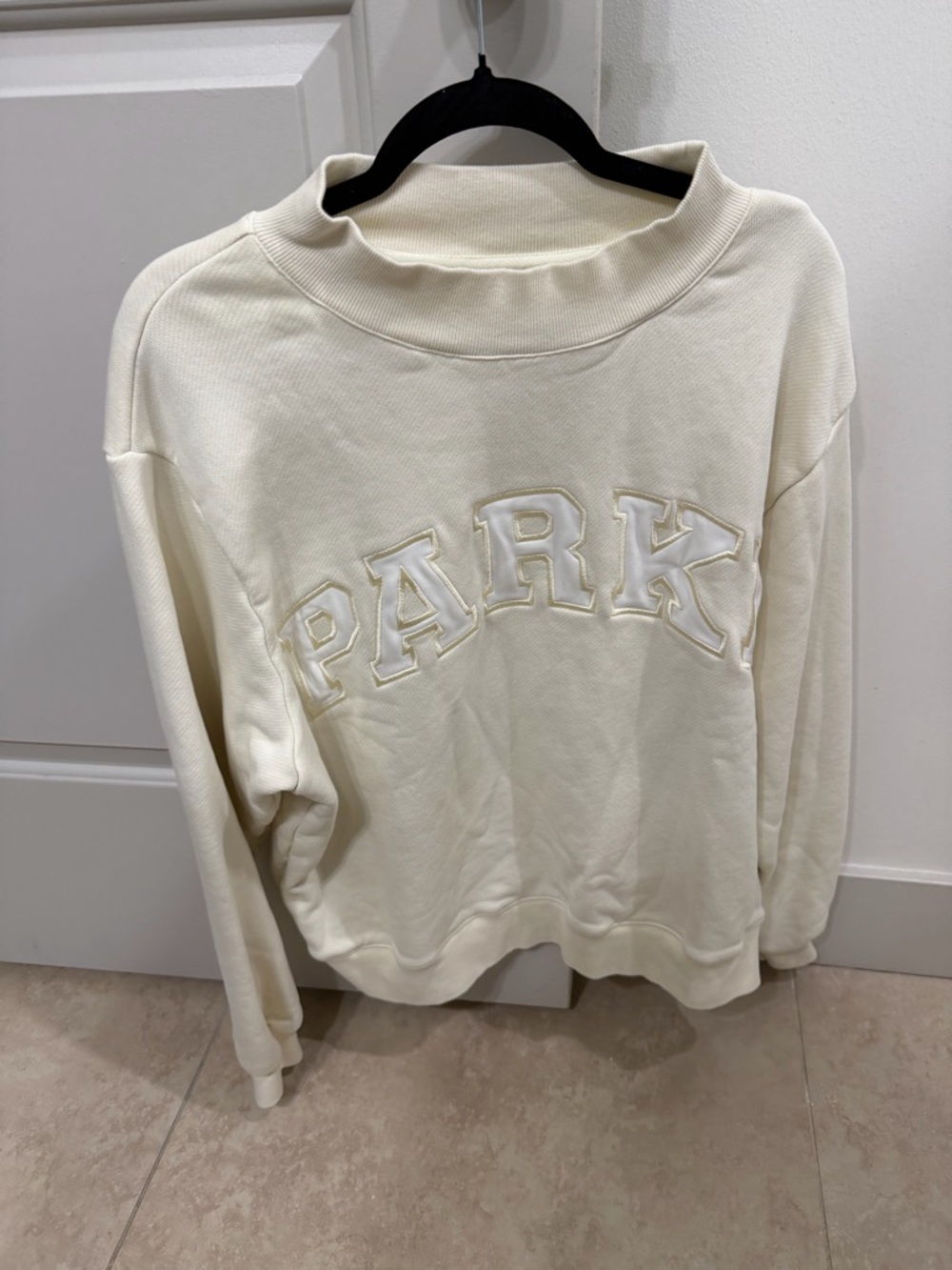 Parke L/XL Cream Bridal Mockneck Sweatshirt. 🍦⚡️